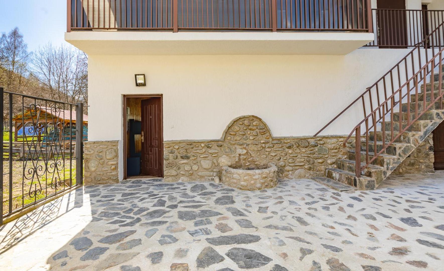 Guesthouse Of Manoni Ratiani Mestia Bagian luar foto